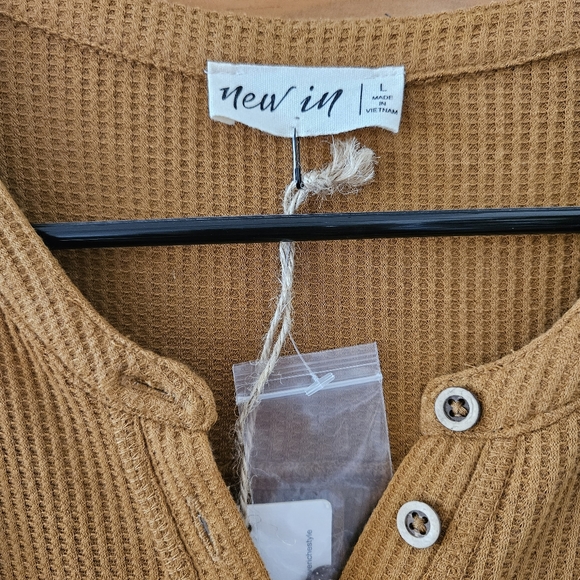 New In Women's Oversized Waffle Knit Henley Top - Picture 3 of 8